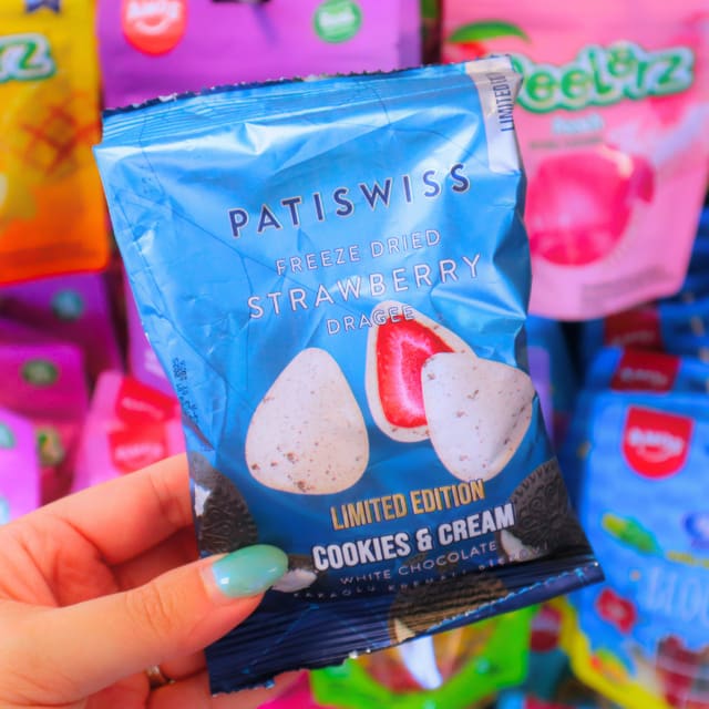 LIMITED!!! Freeze Dried Strawberry & Cookies & Cream White Chocolate 50g (PATISWISS)